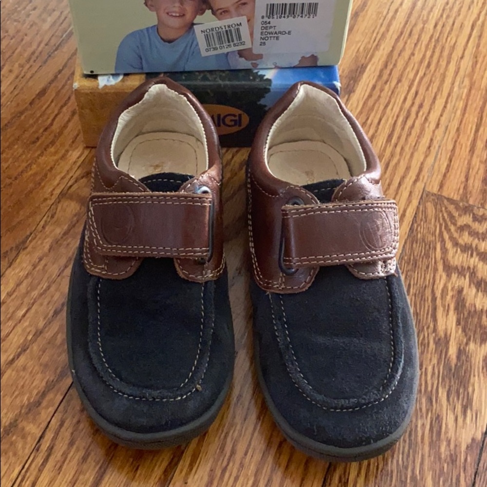 Primigi blue suede loafers Velcro size 8/25